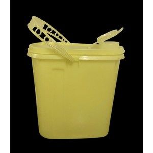 Tupperware Pitcher 1 qt Beverage Buddy #792 Yellow flip top lid shiney drink